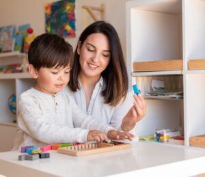 crianza consciente madre e hijo jugando