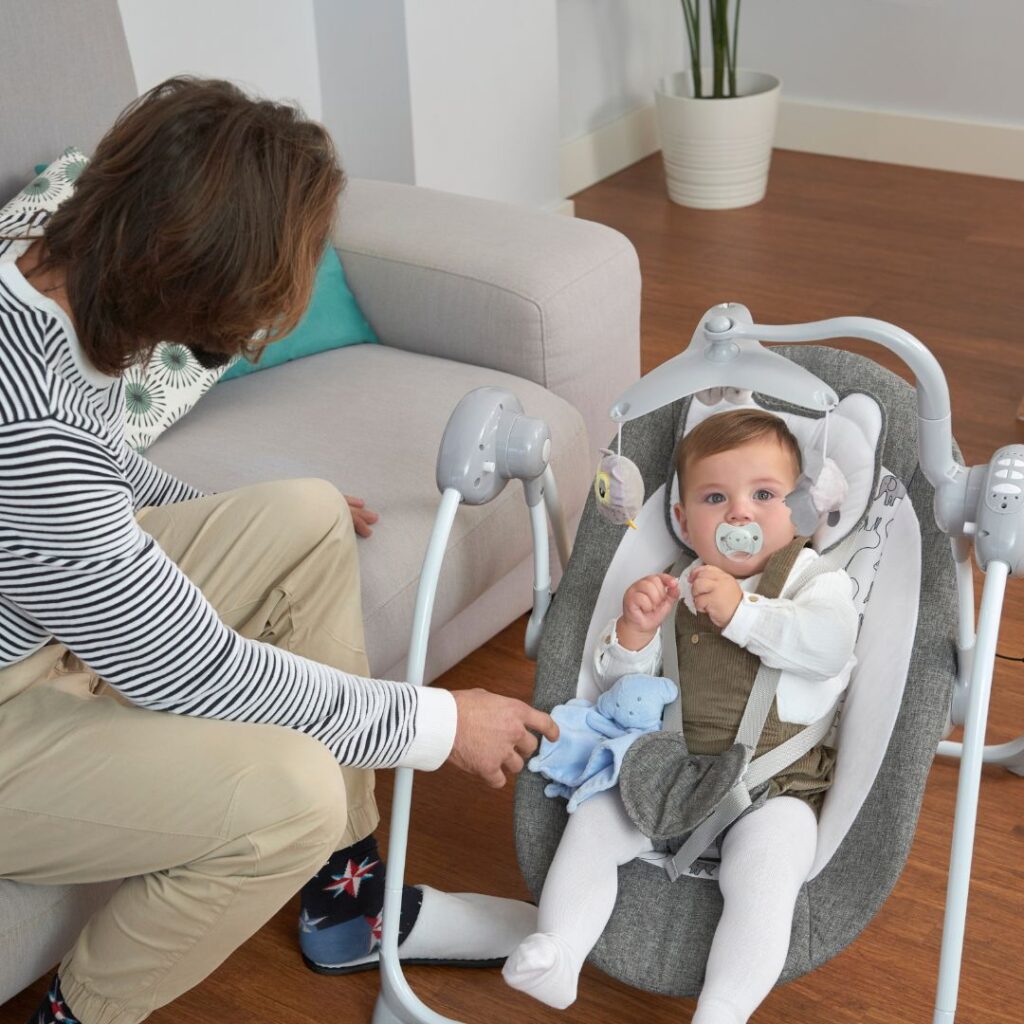 Estimulación temprana del bebé en los primeros meses de vida - Bebe jugando en columpio hamaca