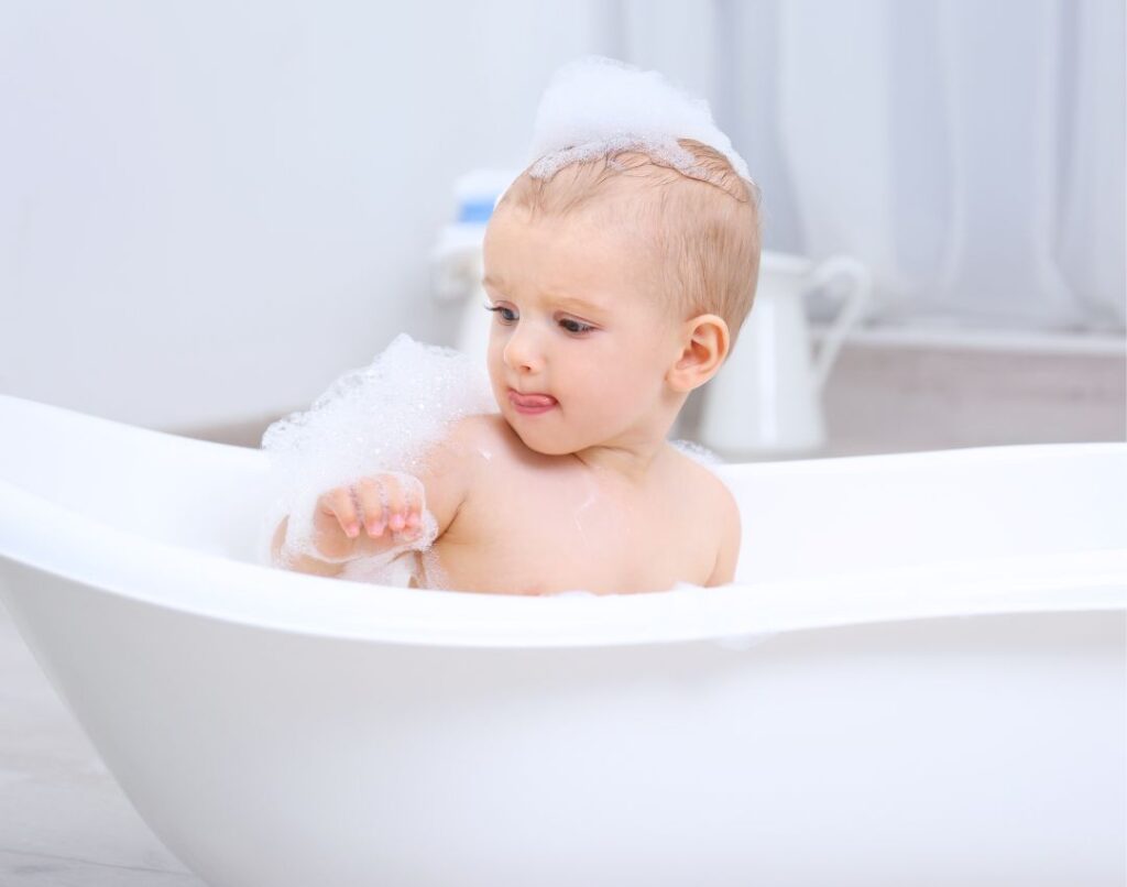 Consejos para bañar a tu bebé: Guía para padres - bano bebe