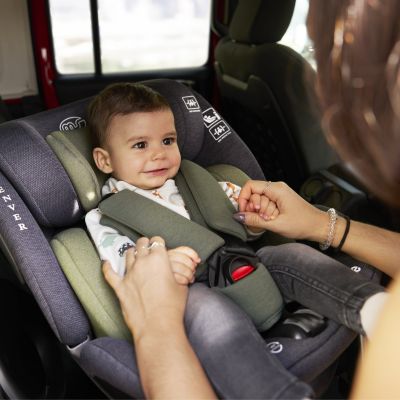 ¿Cuándo se deja de usar la silla de coche? - bebe en silla de coche