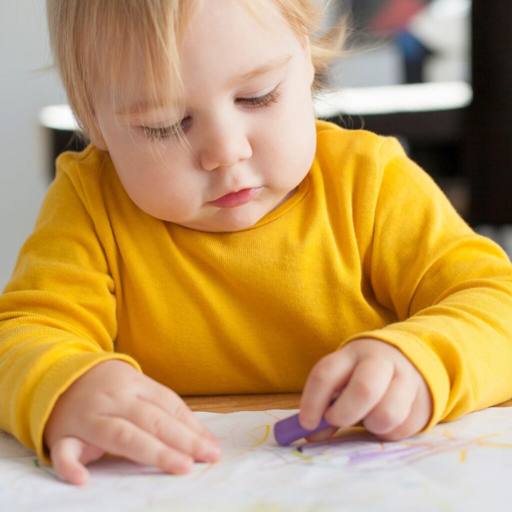 Actividades educativas para bebés y niños pequeños: Juegos divertidos para aprender en casa - bebe jugando con pinturas