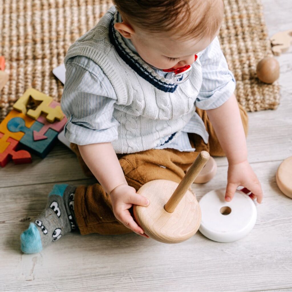 Actividades educativas para bebés y niños pequeños: Juegos divertidos para aprender en casa - bebe jugando.piezas madera